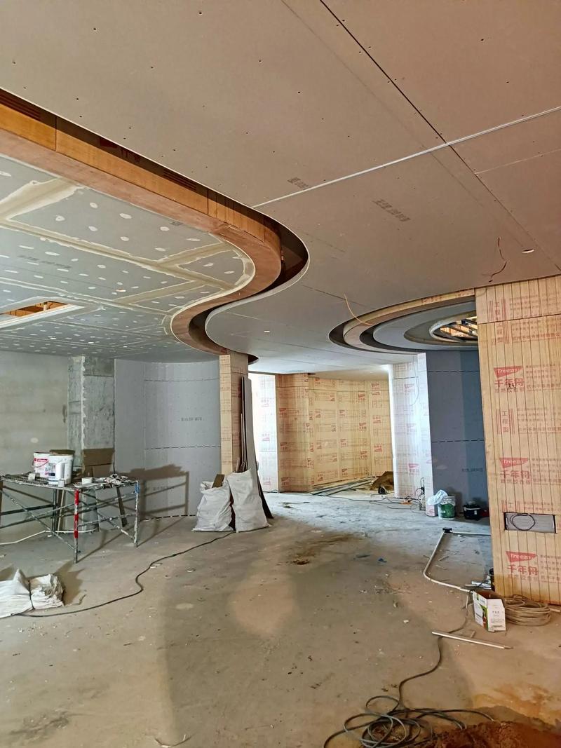 酒店裝修中木工吊頂?shù)乃囆g(shù)與工藝 從施工現(xiàn)場看室內(nèi)裝飾工程的精細(xì)之道